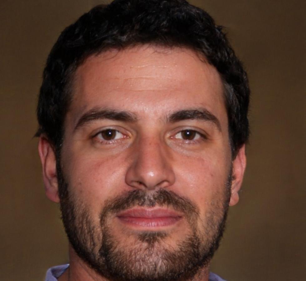 Portrait de Bastien Legrand, analyste financier senior